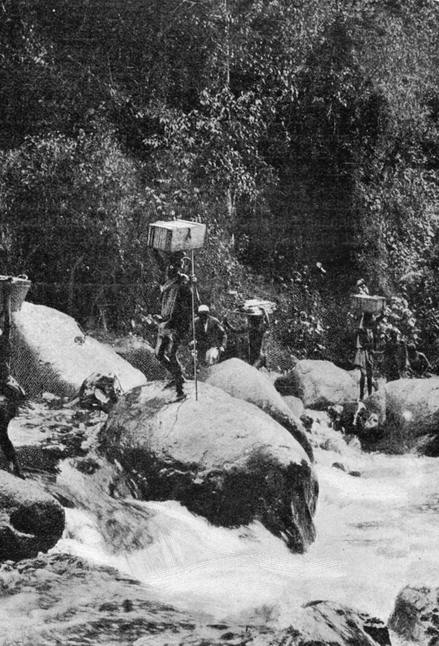 Cruzando uma Torrente nos Flancos do Ruwenzori, de um artigo intitulado Para as Montanhas da Lua publicado em The Graphic October 27th 1906 de English Photographer