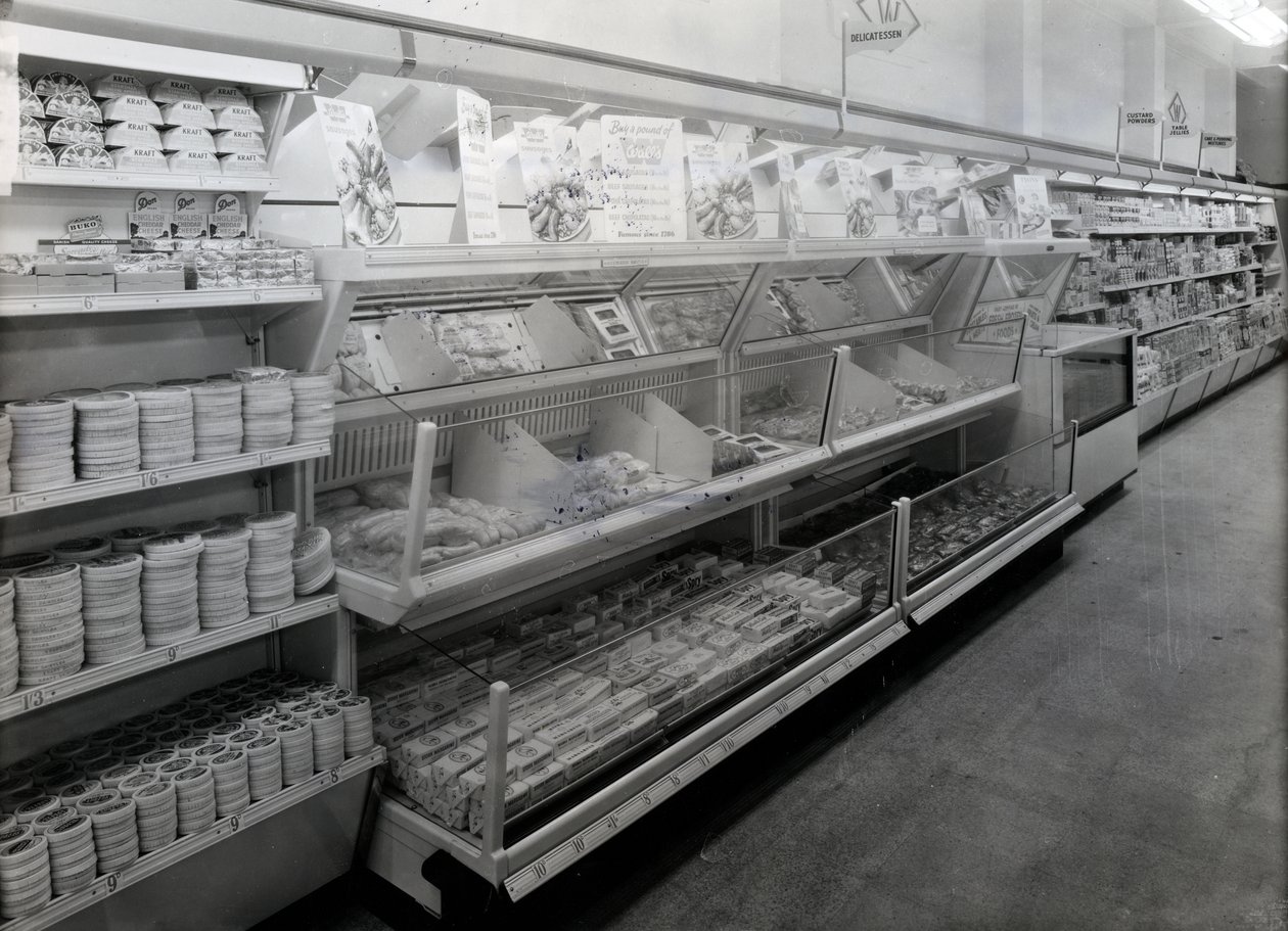 Corredor Delicatessen, loja Woolworths, 1956 de English Photographer