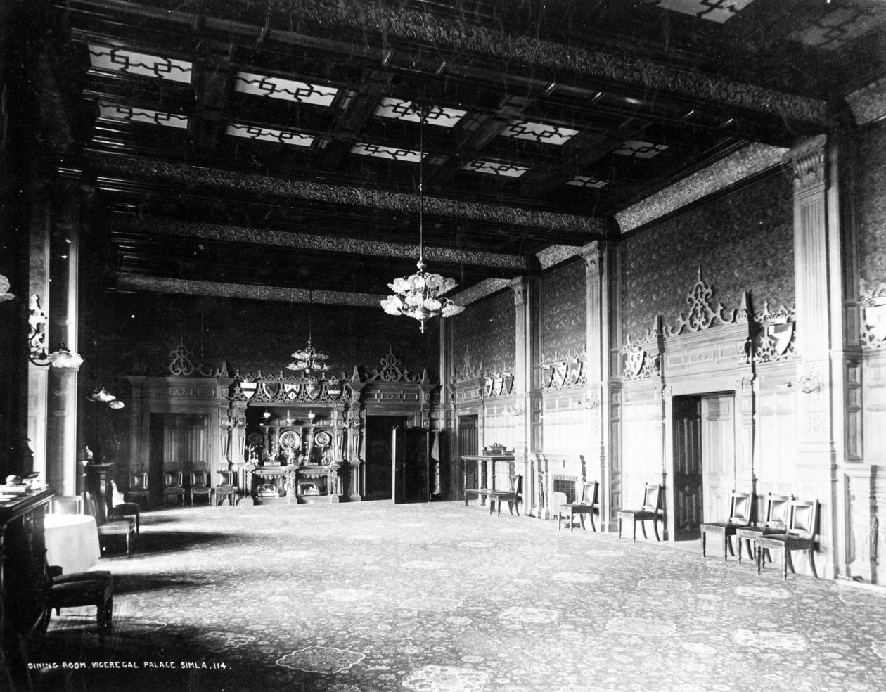 Sala de jantar do Lodge Viceregal, Simla, c.1890 de English Photographer