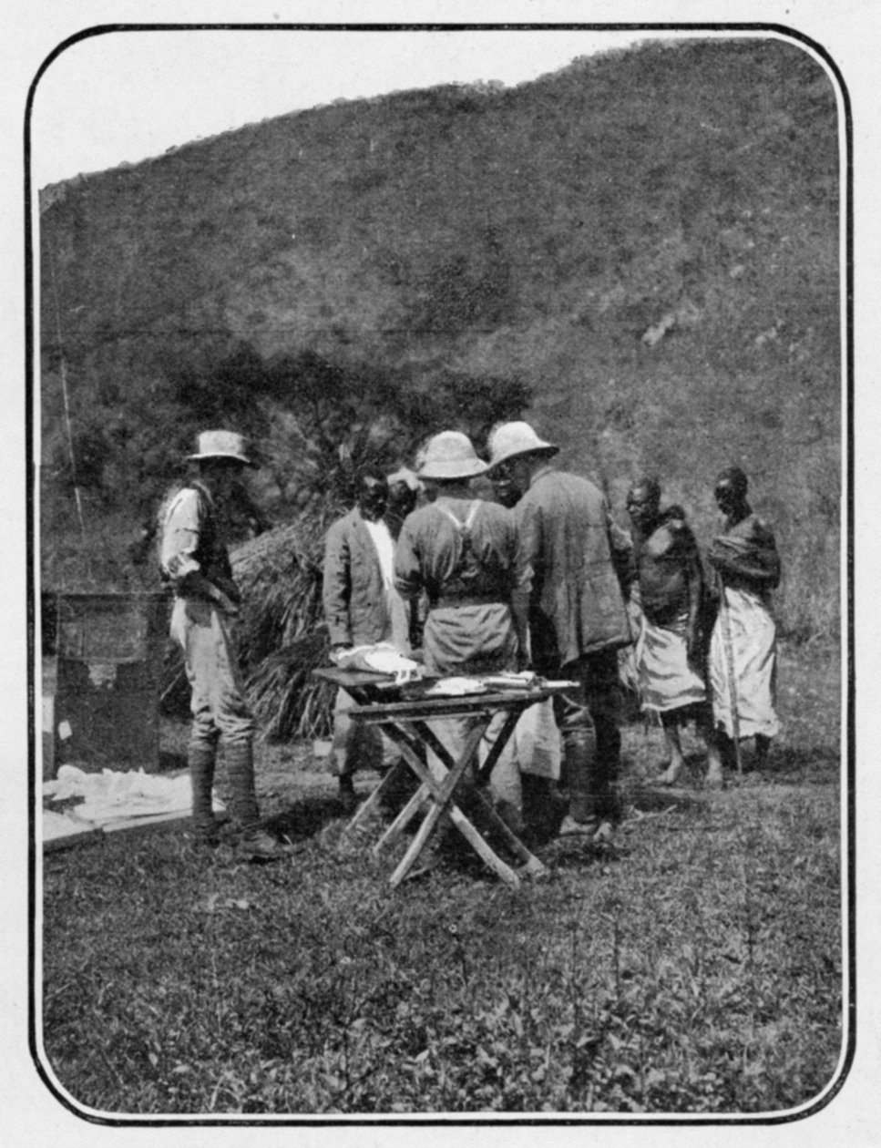 Discutindo a situação: uma conferência no acampamento, de um artigo intitulado às montanhas da lua publicado no gráfico outubro 27o 1906 de English Photographer