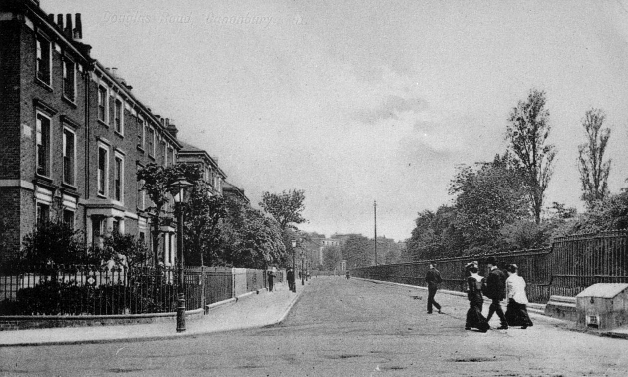 Douglas Road, Canonbury, Islington, c.1905 de English Photographer