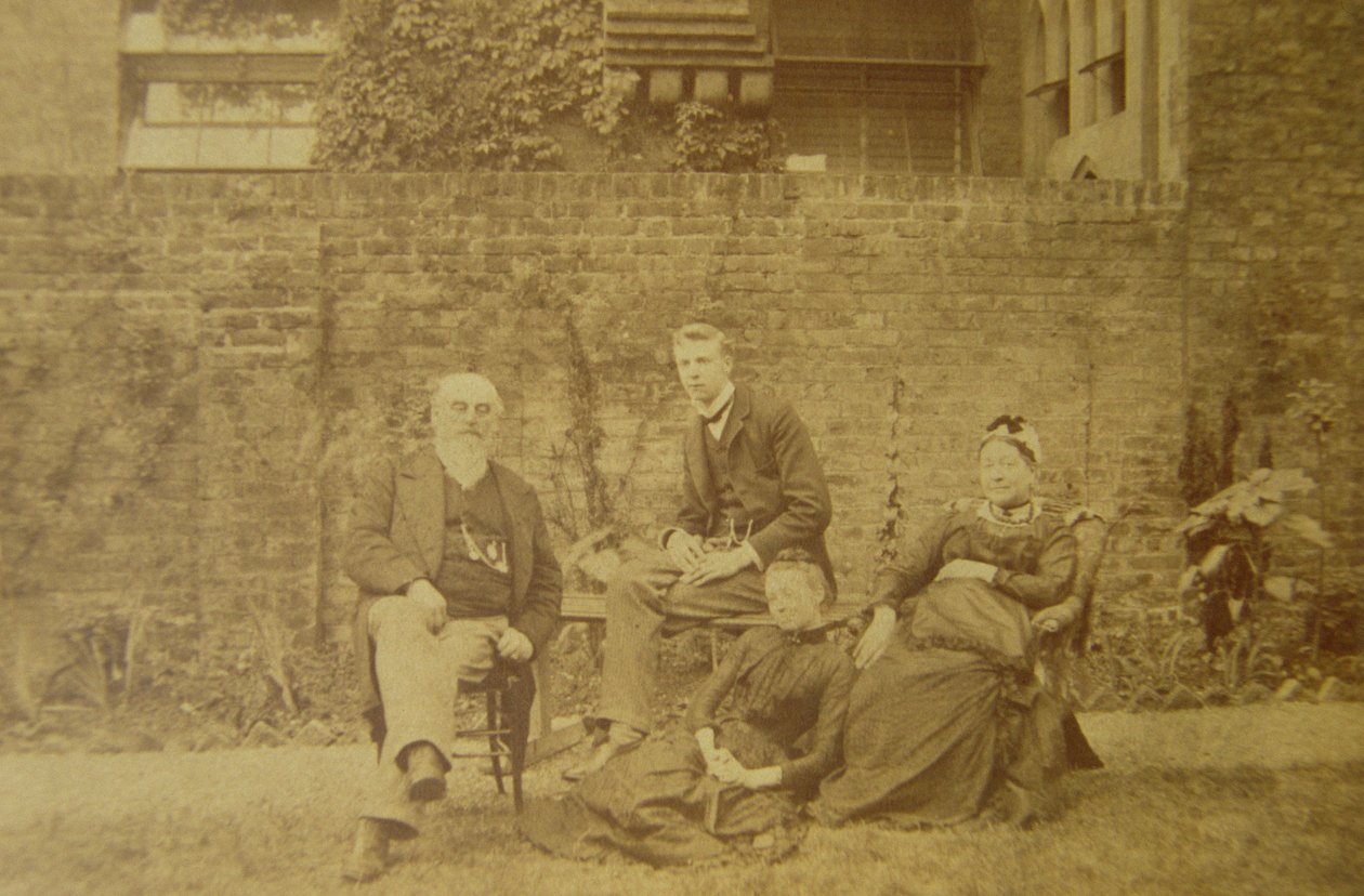 Dr. William R. Woodman (1828-1891) com sua família em sua casa em Londres, c.1887 de English Photographer