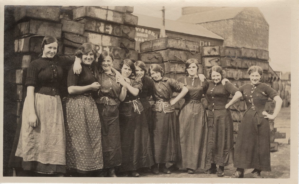 Meninas da fábrica de Dundee, c.1910 de English Photographer