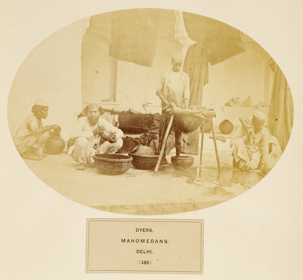 Dyers, Mahomedans, Delhi, de The People of India, de J. Forbes Watson, publicado em 1868 (impressão de albume) de English Photographer