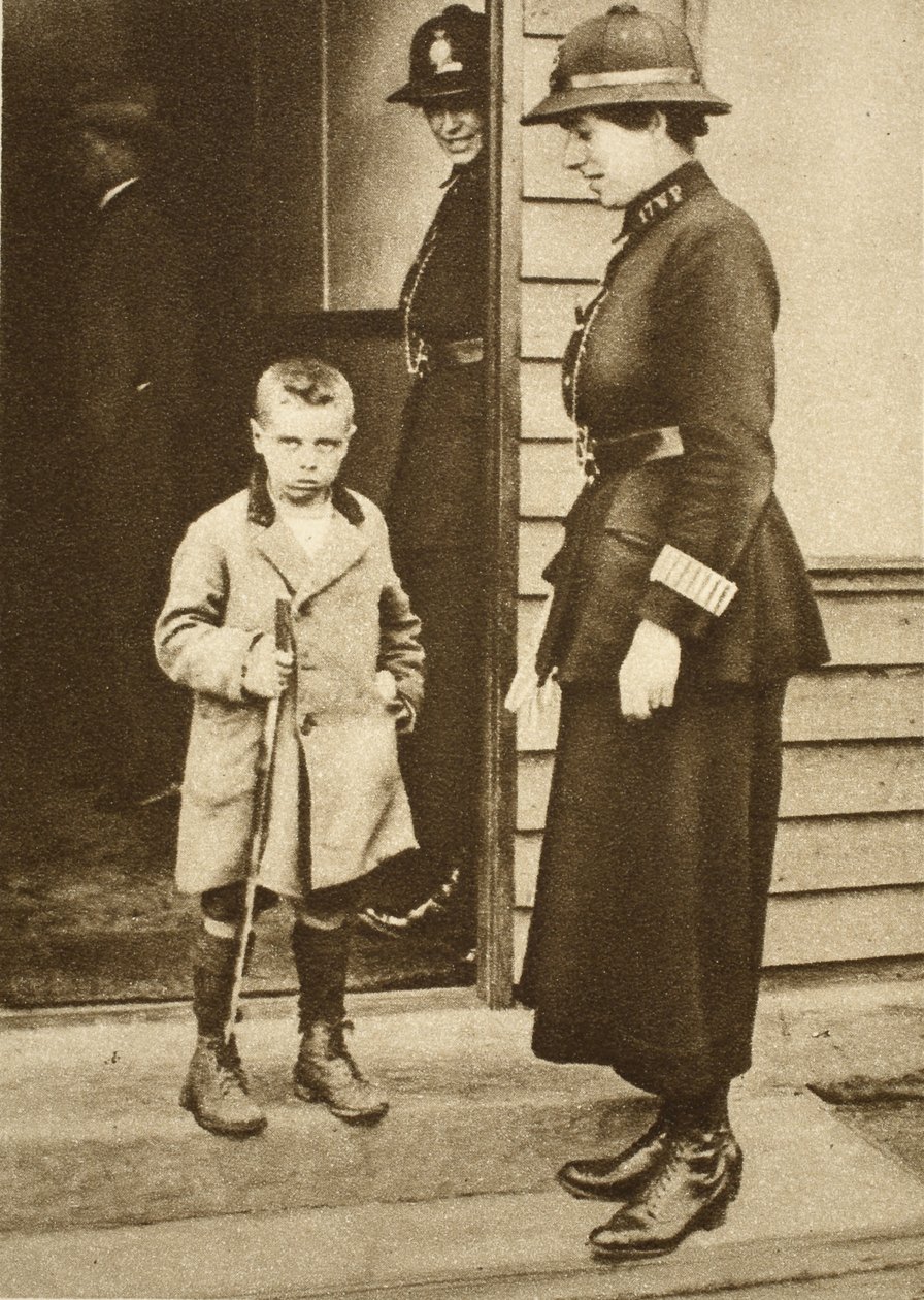 Filho de East End com uma policial (foto sépia) de English Photographer