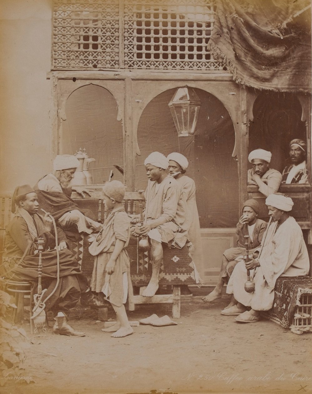Família egípcia em um pátio, 1893 de English Photographer