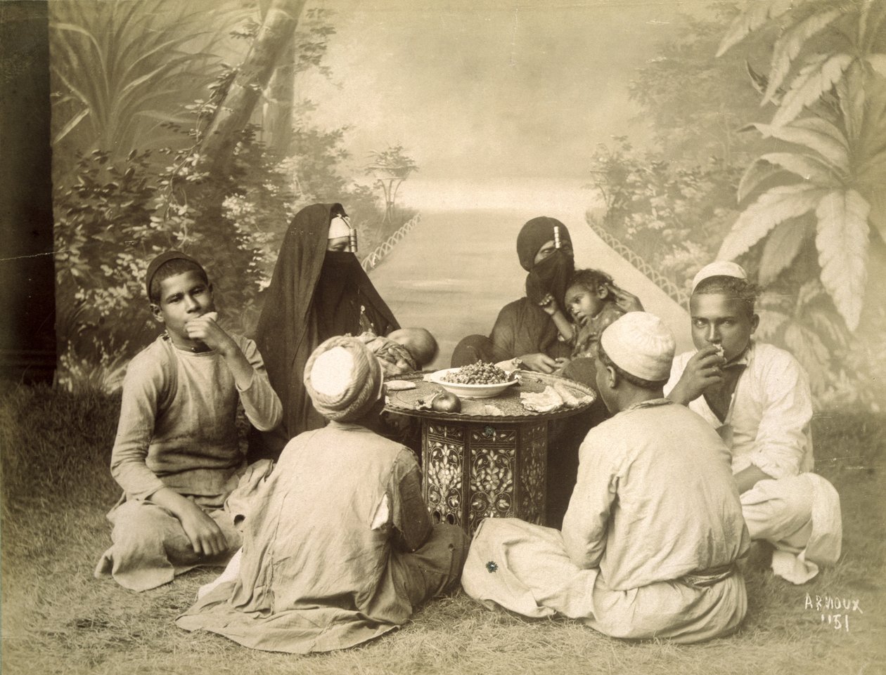 Família egípcia comendo uma refeição, c.1880 de English Photographer