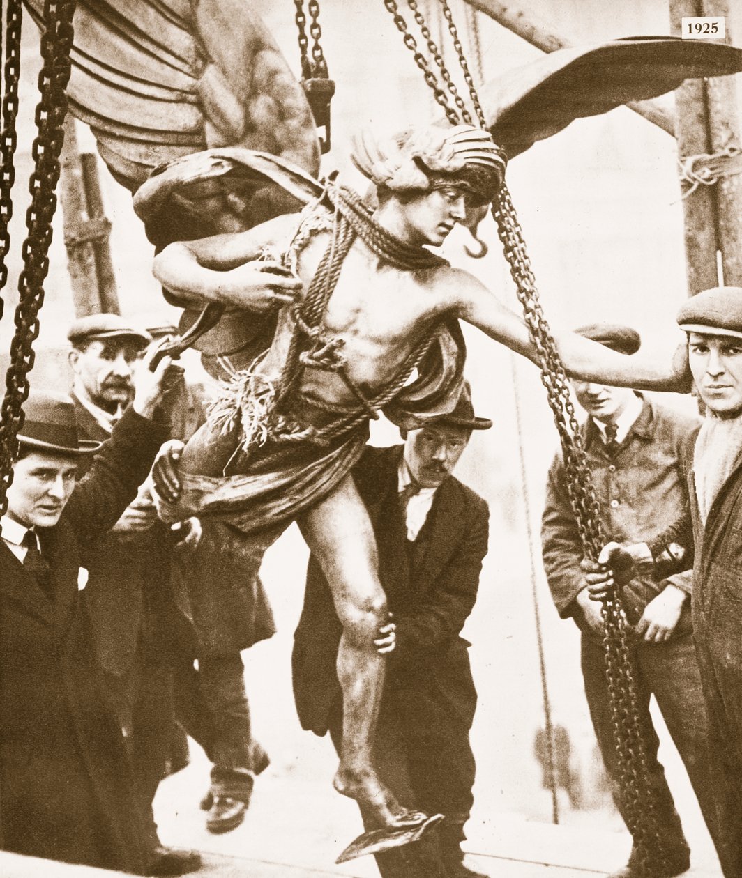 Eros sendo removido devido à reconstrução da estação de metro de Piccadilly, no início de 1925 de English Photographer