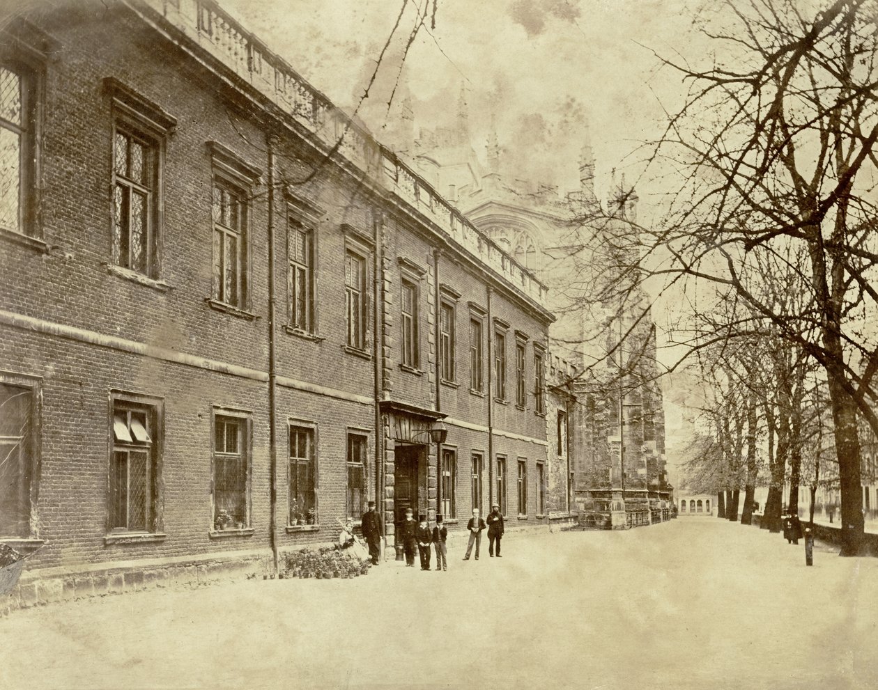Eton College, uma vista em direção à entrada do pátio da escola e da capela da faculdade, década de 1860 de English Photographer