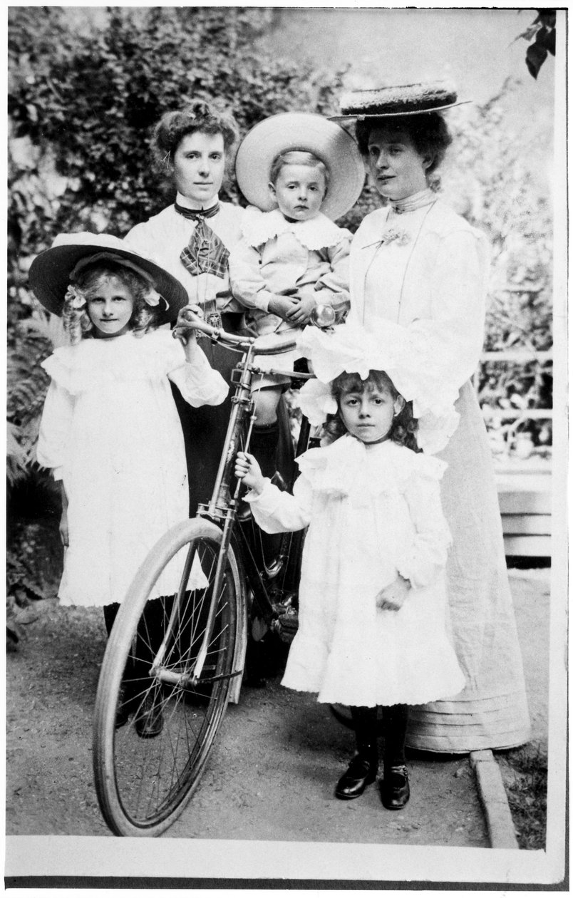 Grupo Familiar com Bicicleta, c.1890s de English Photographer