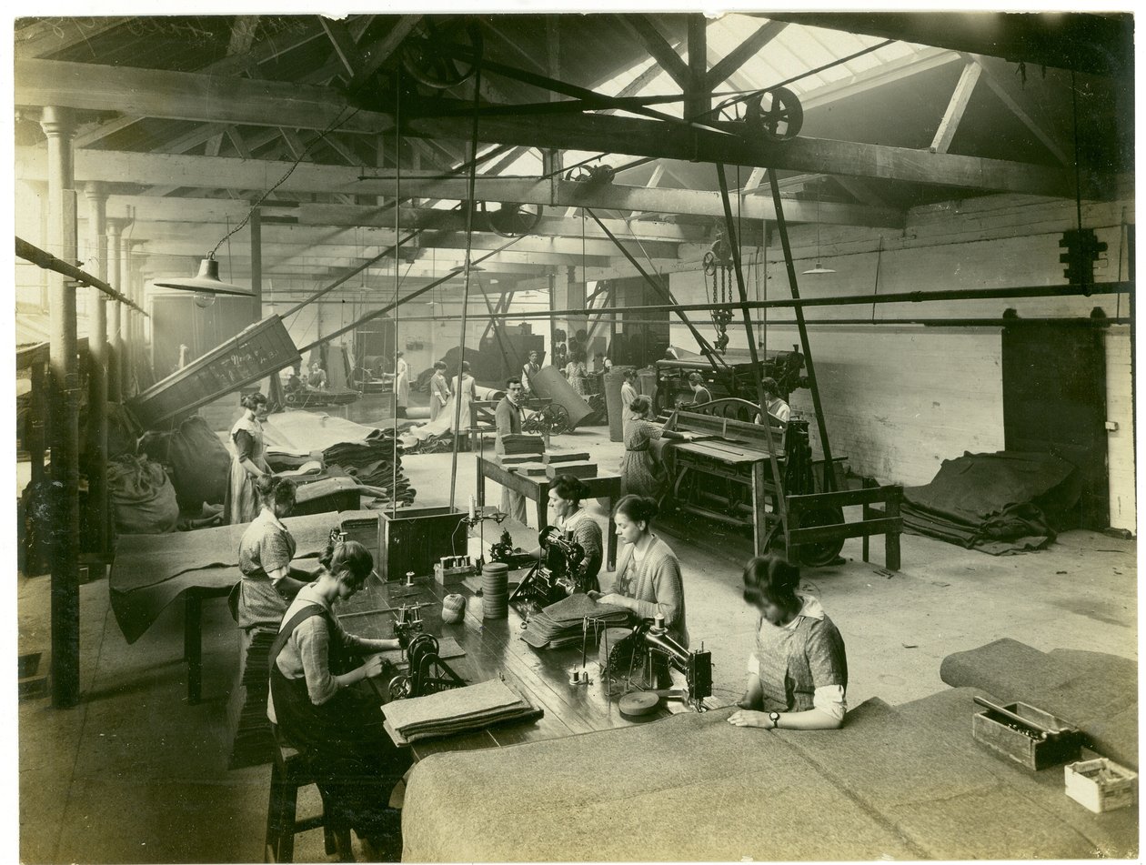Departamento de acabamento de feltro, moinho Long Meadow, 1923 de English Photographer