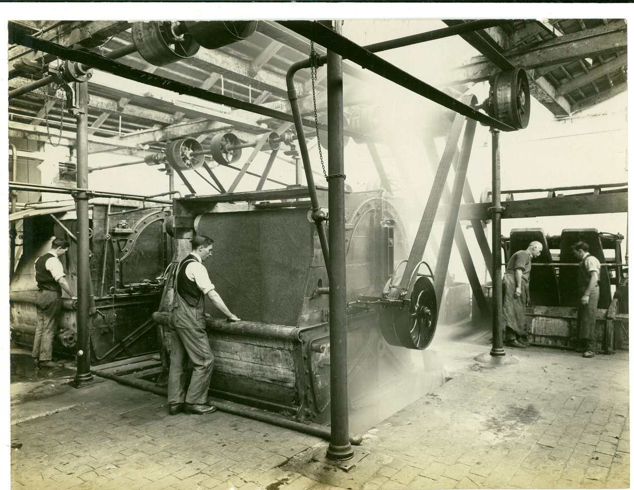 Departamento de fresagem de feltro, Long Meadow mill, 1923 de English Photographer