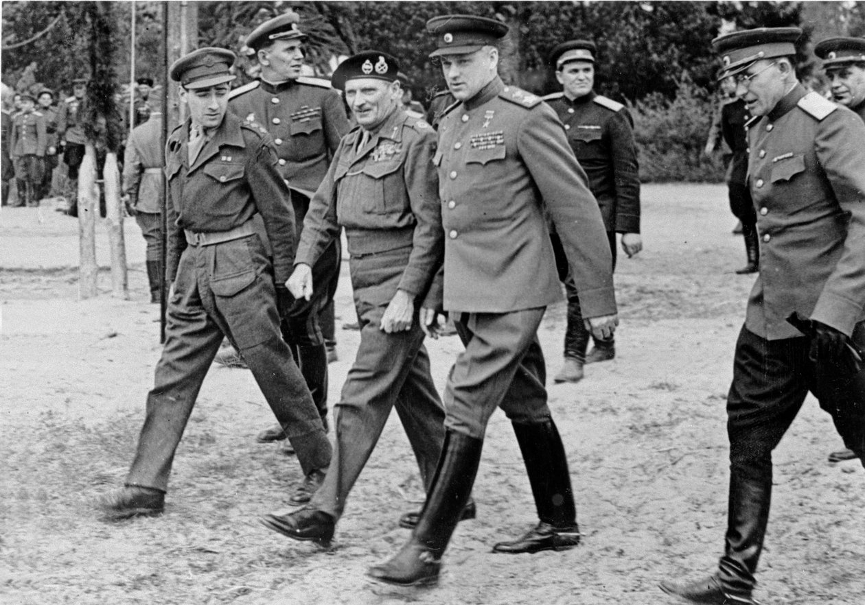 Marechal de Campo Bernard Montgomery com o Marechal Rokossovsky, 10 de maio de 1945 de English Photographer