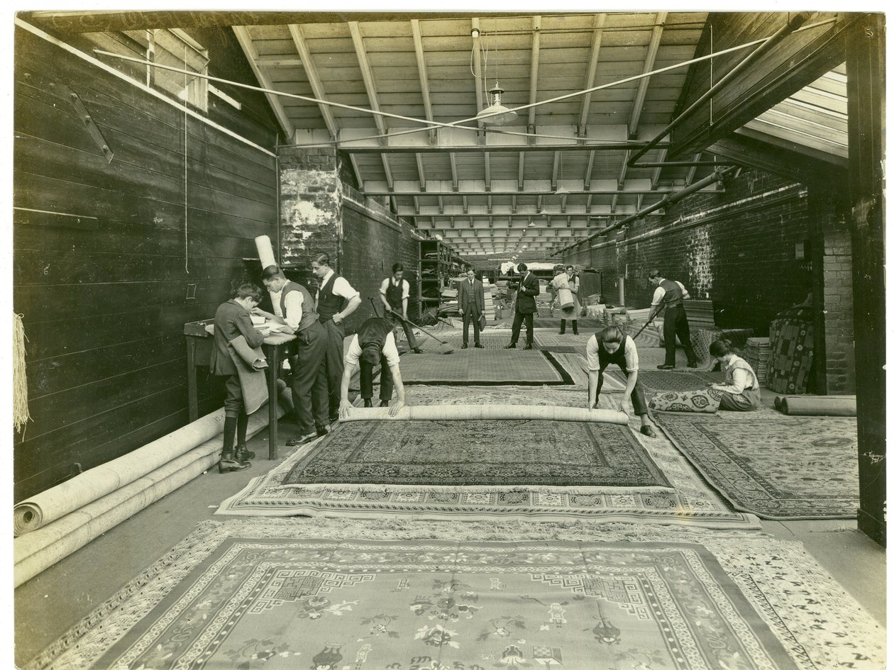Inspeção final, fábrica de tapetes, 1923 de English Photographer