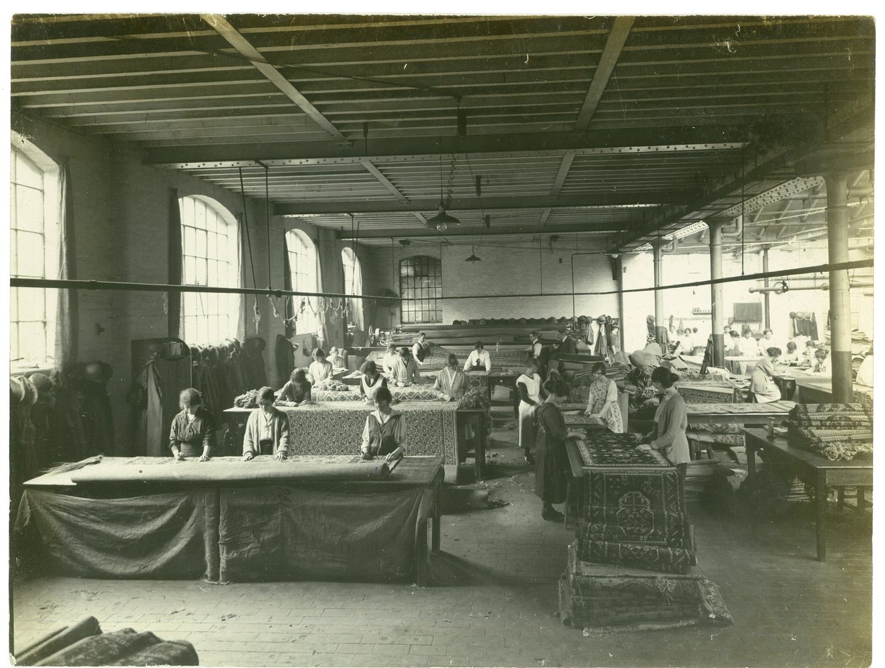Sala de acabamento, seção de Chenille, fábrica de tapetes, 1923 de English Photographer