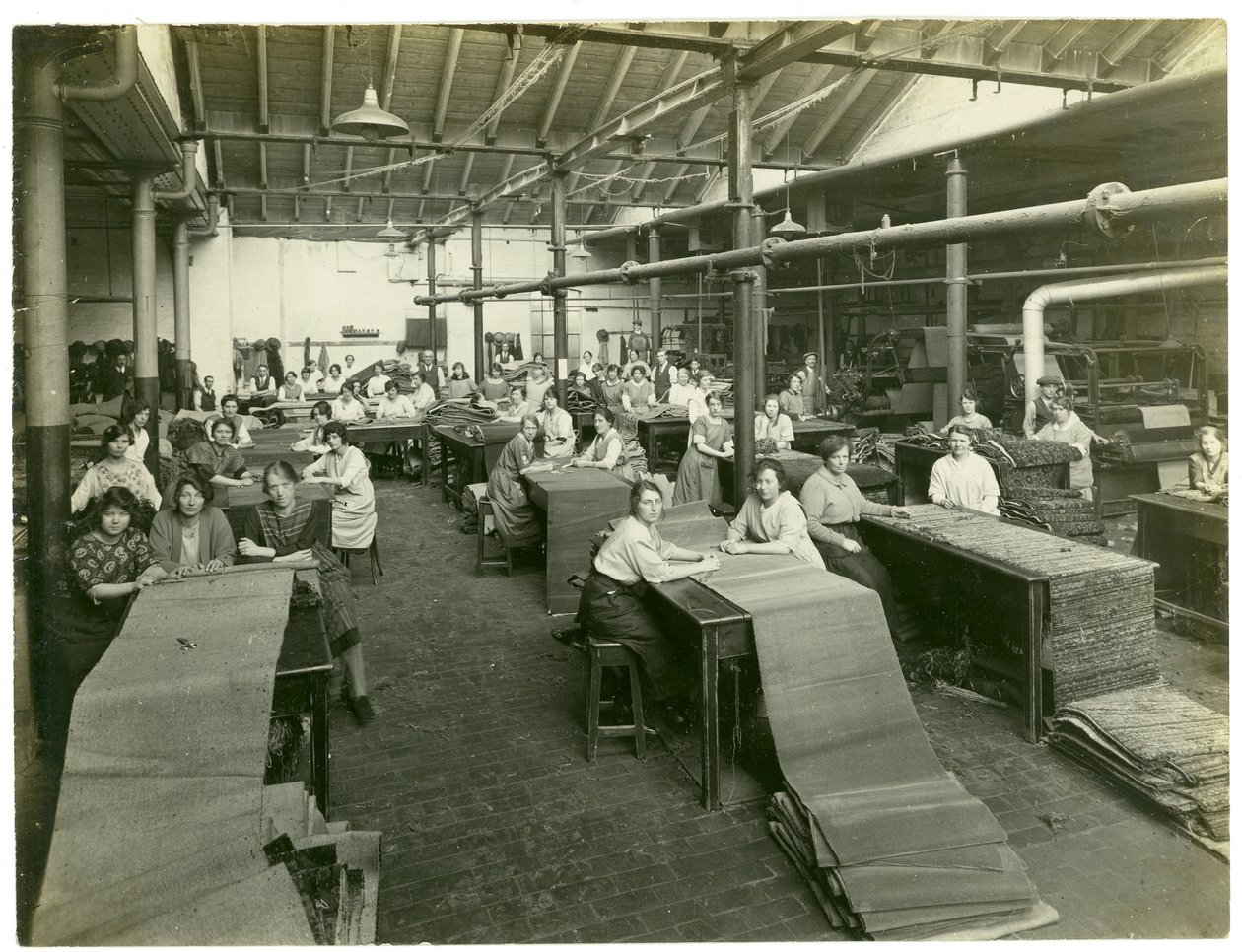 Sala de acabamento, fábrica de tapetes, 1923 de English Photographer