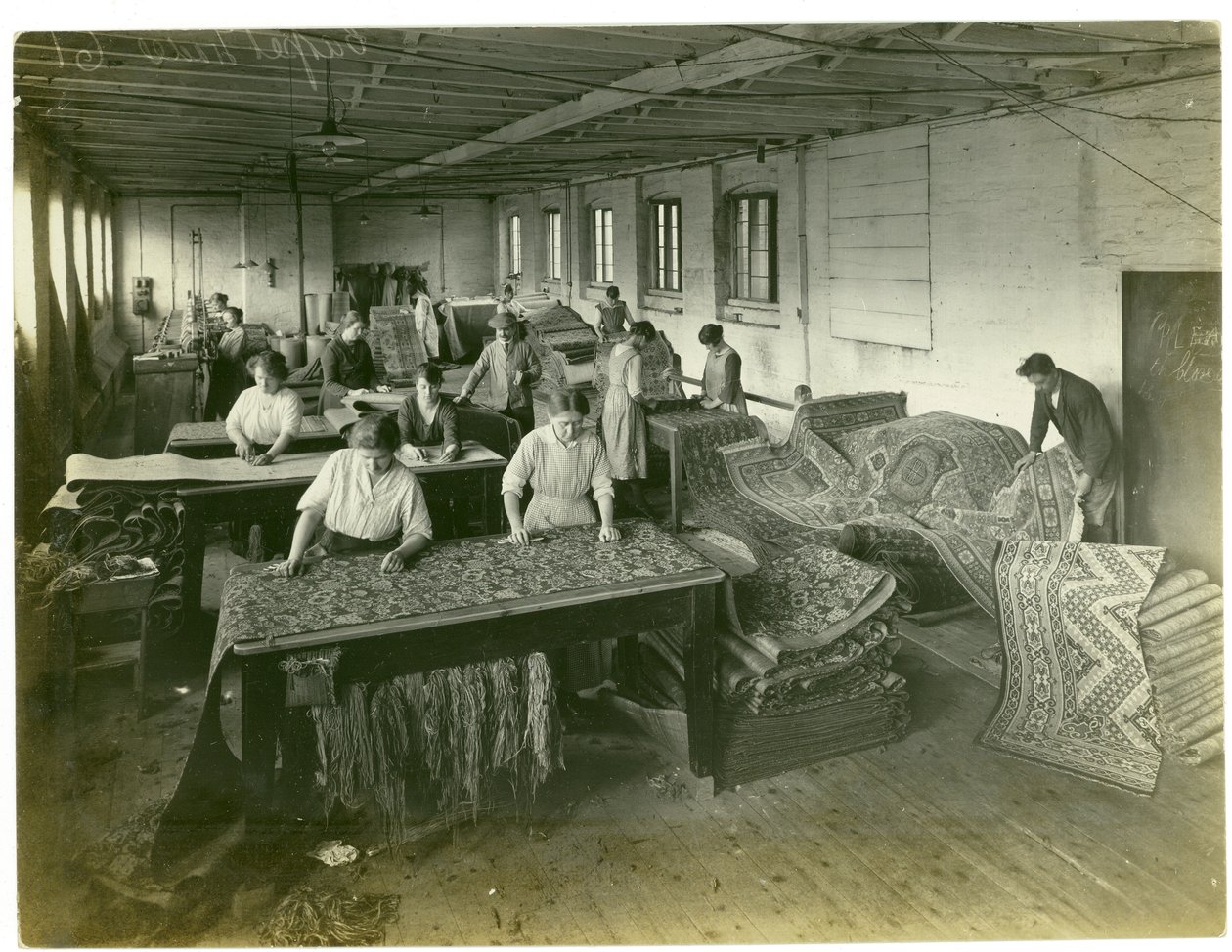 Sala de acabamento, sala de tapete, 1923 de English Photographer