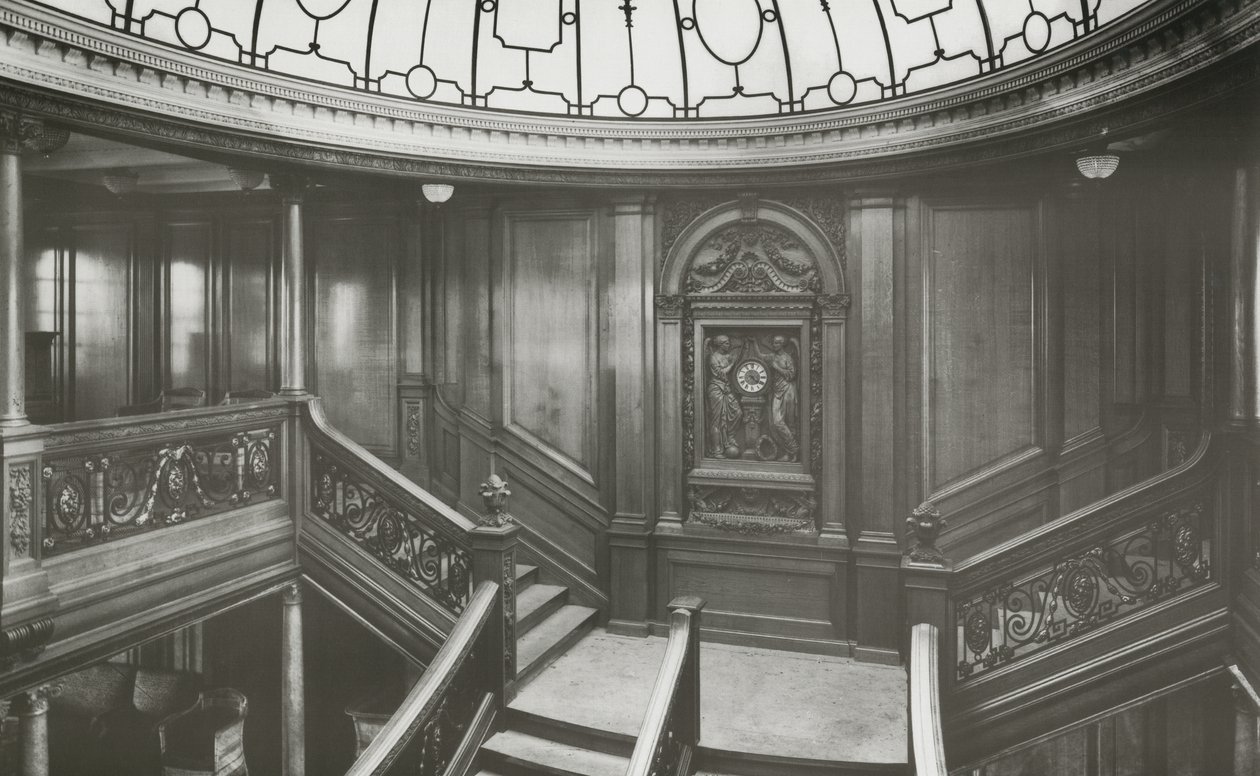 Escada de Primeira Classe no RMS Olympic, 04 de janeiro de 1912 de English Photographer