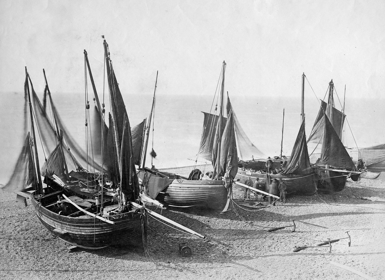 Barcos de pesca puxados para a praia em Shoreham-by-Sea, c.1880 (foto) de English Photographer