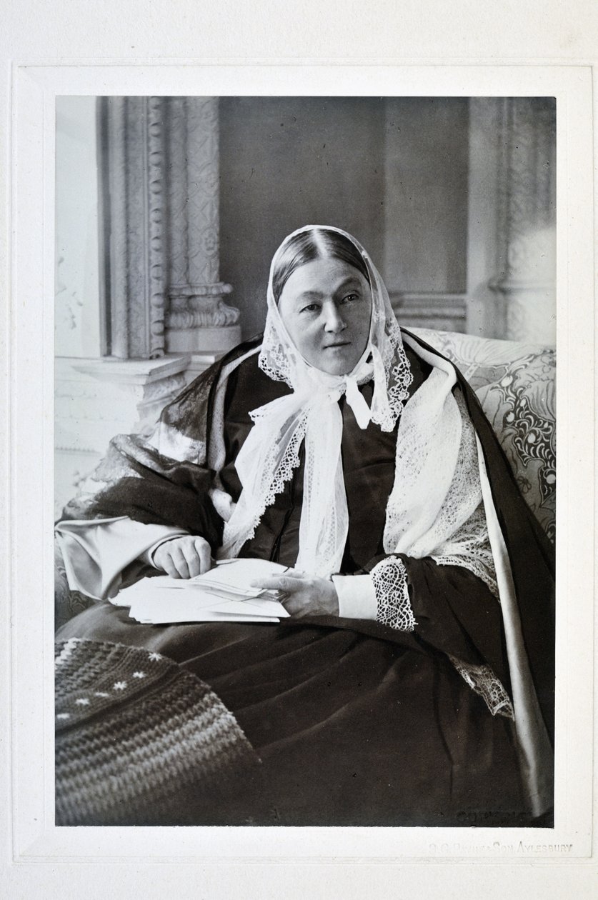 Florence Nightingale, sentada em um sofá na Sala Azul em Claydon House, 1891 de English Photographer