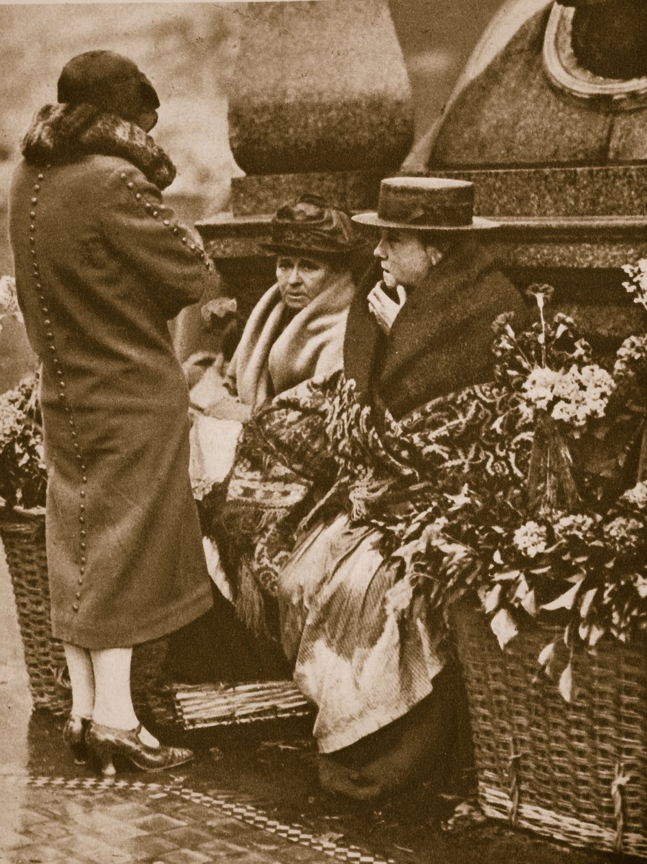 Vendedores de flores se amontoam e conversam no Piccadilly Circus (foto sépia) de English Photographer