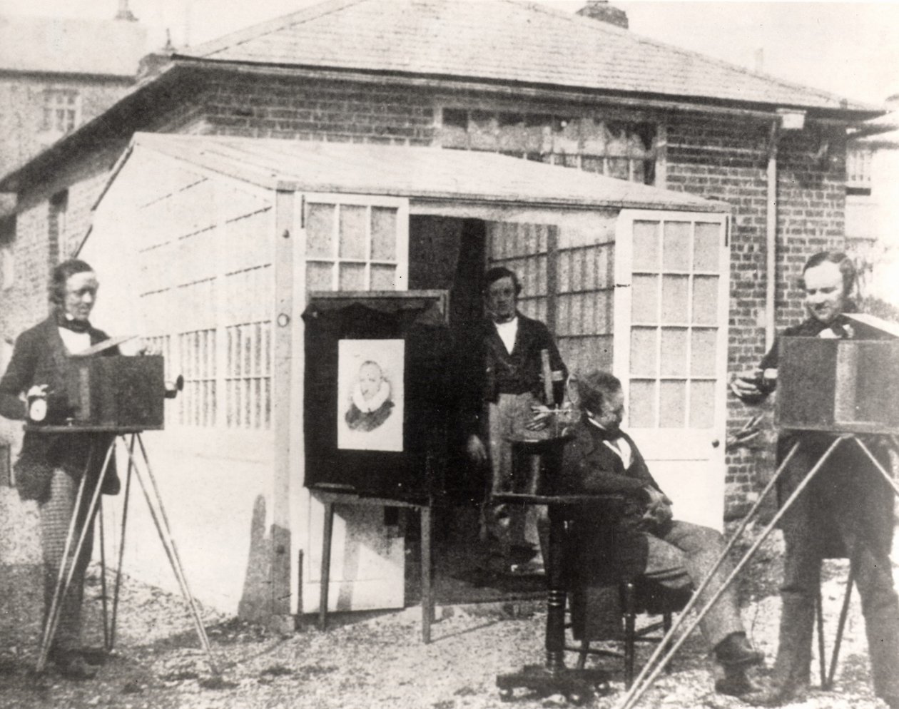 Fox Talbot (à direita) no estabelecimento fotográfico de Reading, c.1845 (calotype) de English Photographer