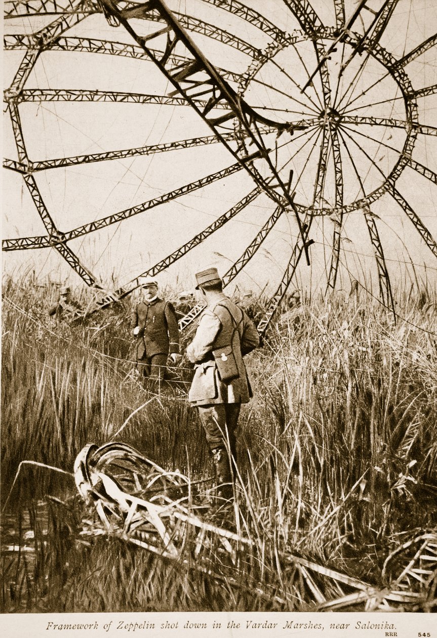 Quadro do zepelim abatido nos pântanos de Vardar, perto de Salonika, 1914-19 de English Photographer