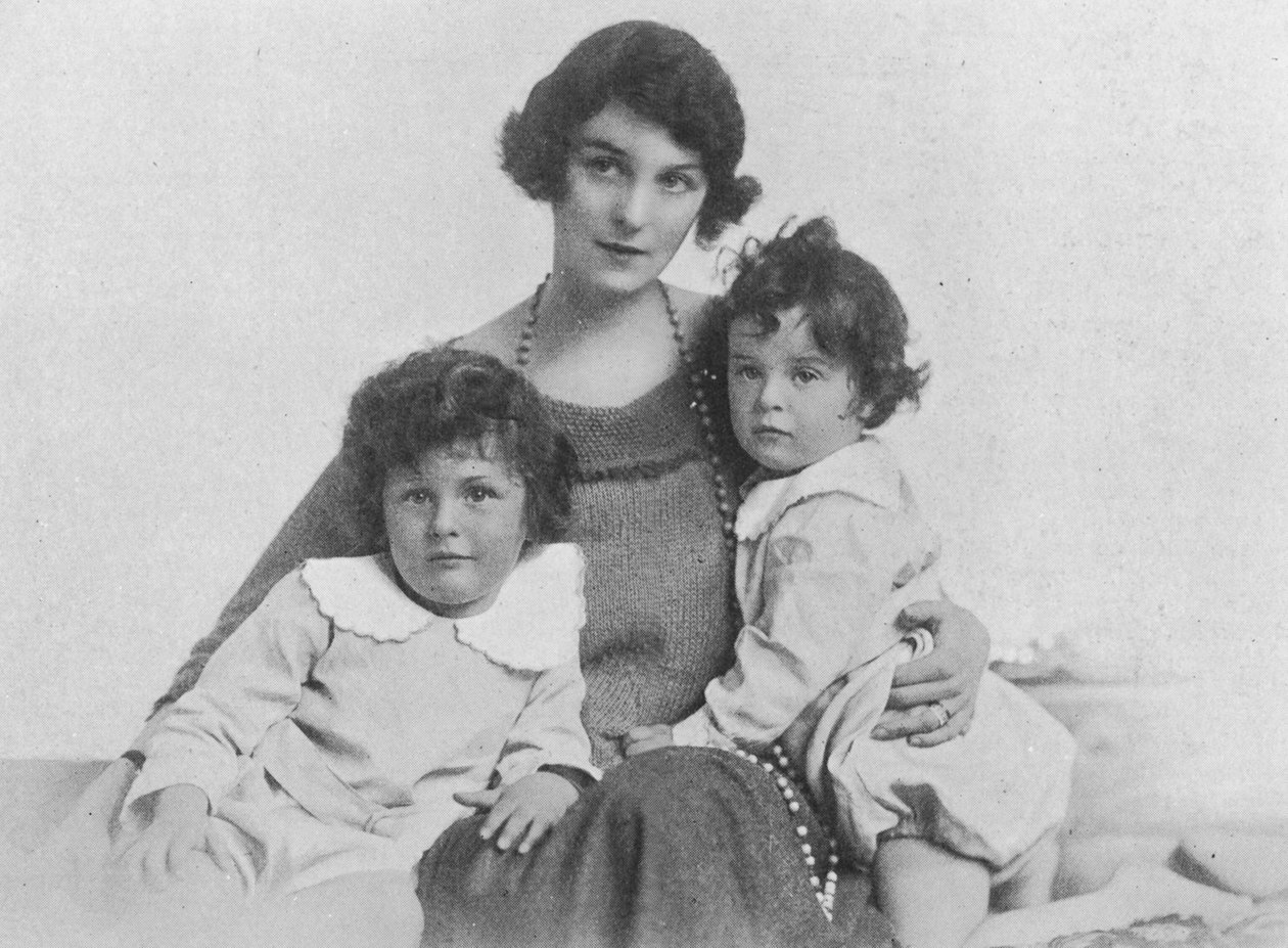 Freda Dudley Ward com seus filhos, 1918 de English Photographer