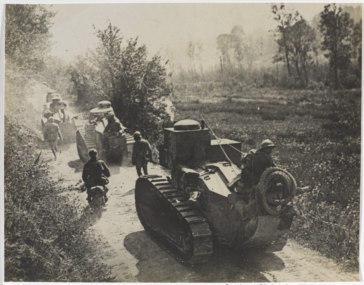 Tanques franceses Renault FT 17 &39;Mosquito&39;, com tropas em motocicleta e andando, 1917-18 de English Photographer