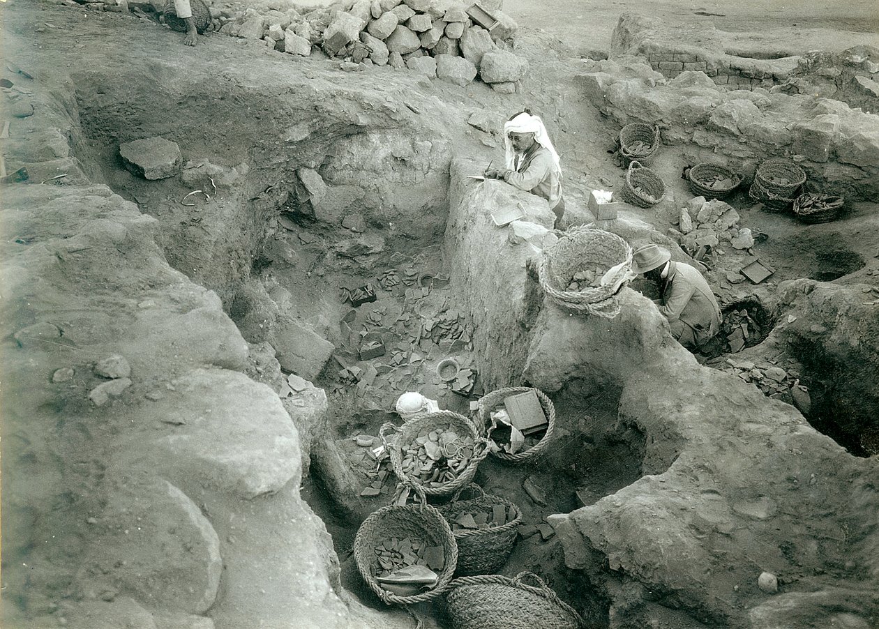 A gravação de Garstang escavou as salas de armazenamento da Idade do Bronze (2000-1500 aC), 1930 de English Photographer
