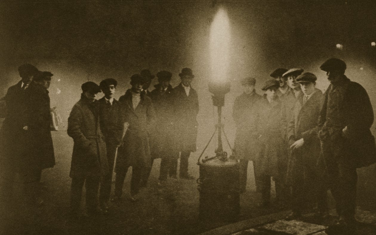 Recolhendo em torno de um flare de acetileno no ponto de controle de tráfego no nevoeiro (foto sépia) de English Photographer