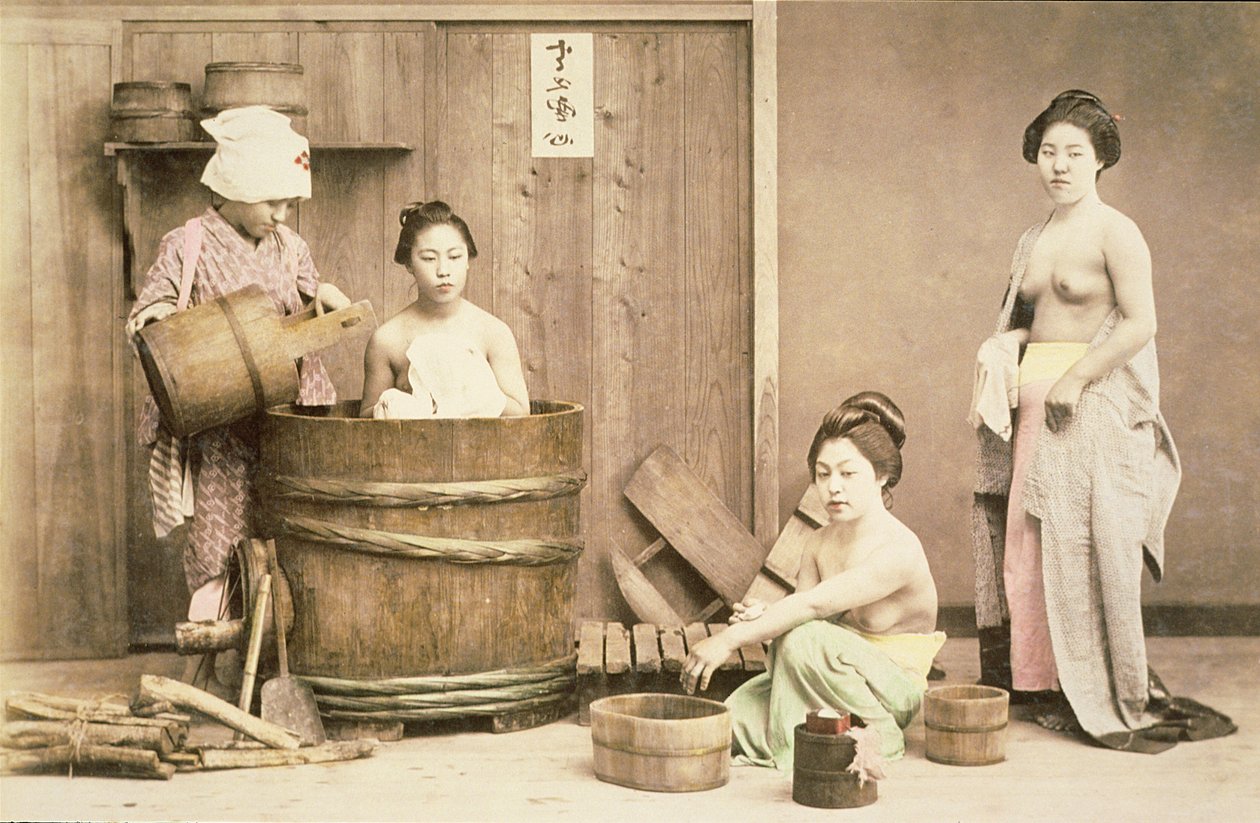 Gueixas de banho, c.1880s (impressão de albume à mão) de English Photographer