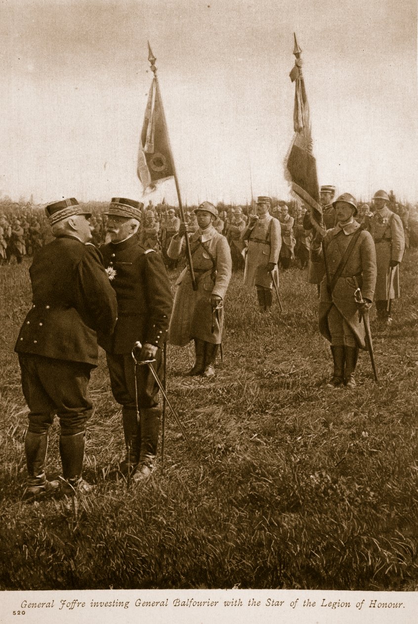 General Joffre investindo o General Balfourier com a Estrela da Legião de Honra, 1914-19 de English Photographer