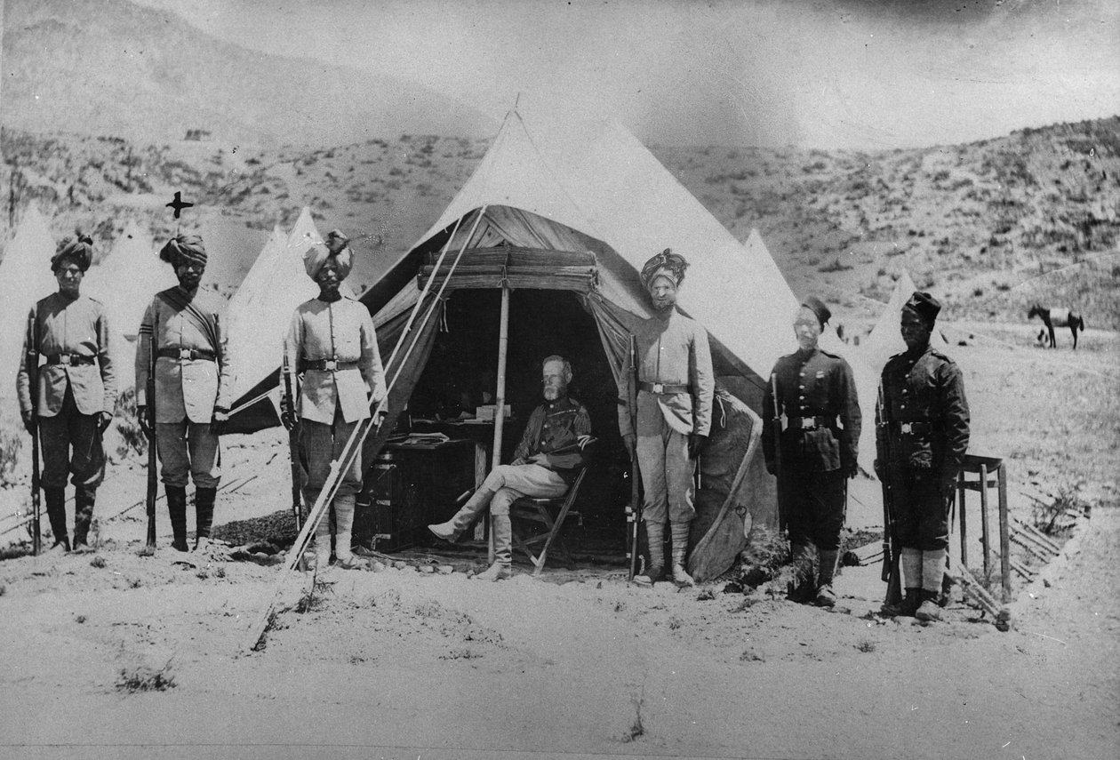 General Roberts com seus auxiliares nativos na pequena tenda usada durante a Segunda Guerra Afegã, 1878-1880 de English Photographer