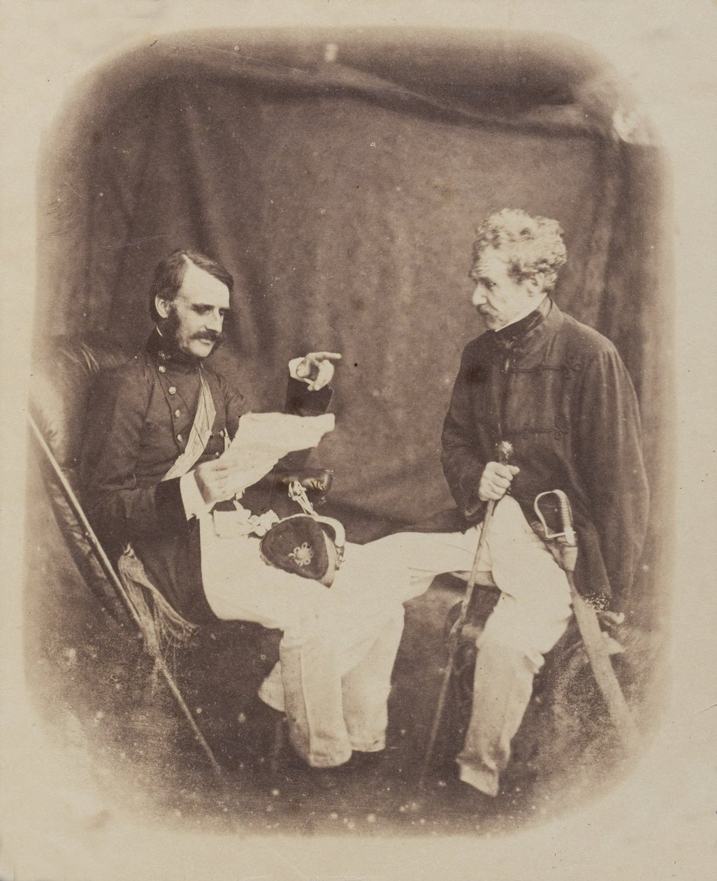 General Sir Colin Campbell e Major General William Mansfield lendo os despachos, c.1858 de English Photographer
