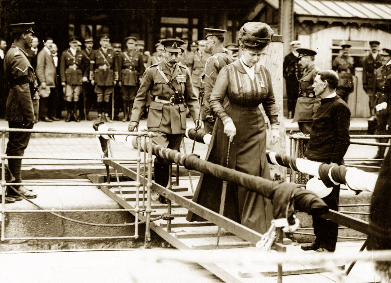 George V e Queen Mary embarcam no barco para casa de English Photographer