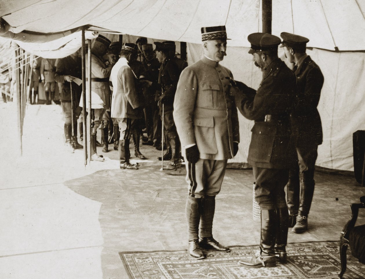 George V decora o general Petain de English Photographer