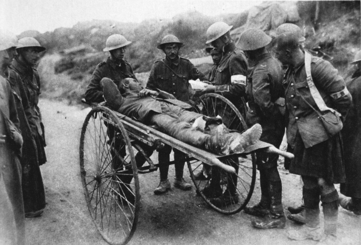 Prisioneiros alemães: um homem ferido tendo seu nome recebido, de The Illustrated War News, 26 de julho de 1916 de English Photographer