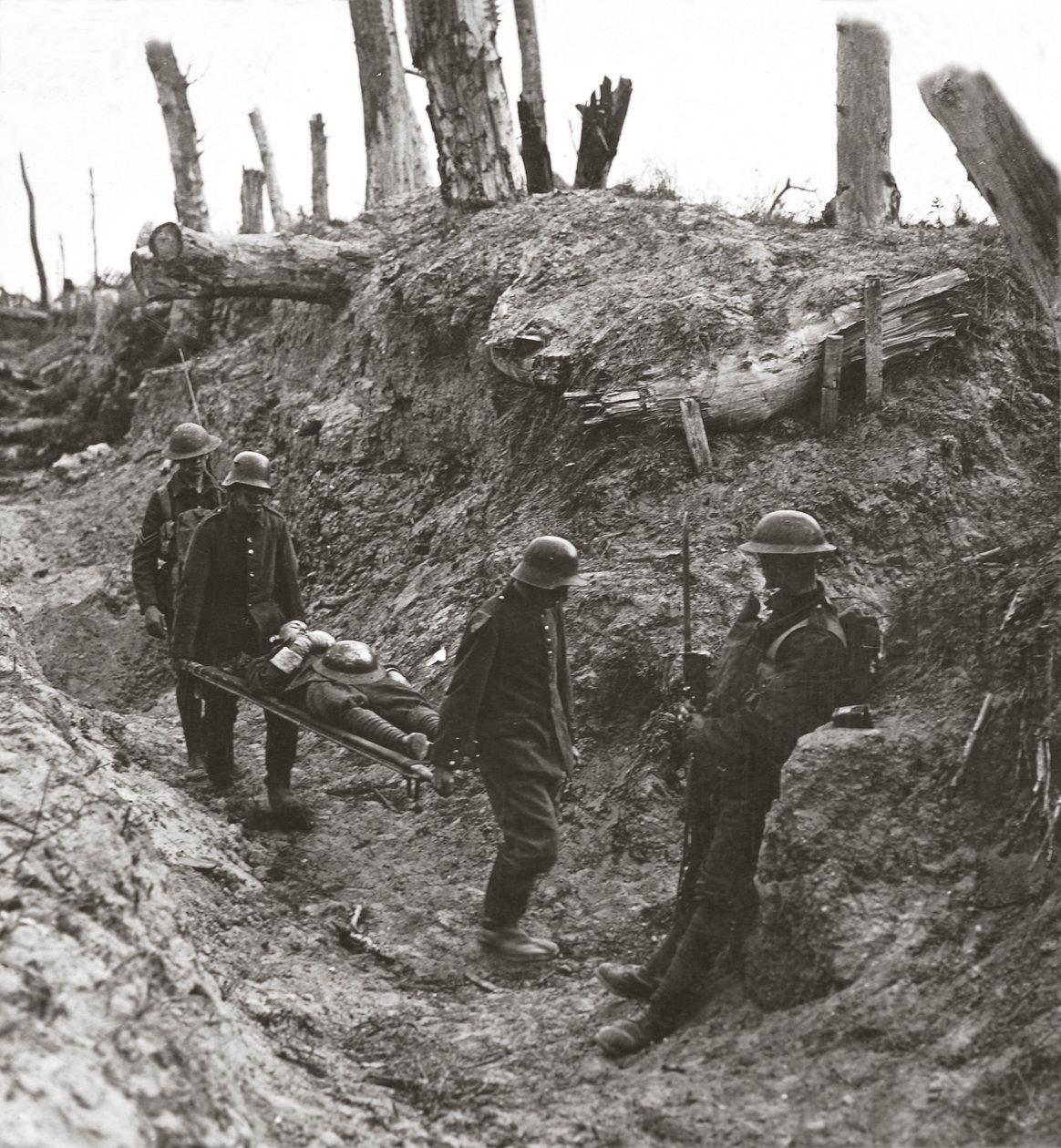 Prisioneiros alemães, obrigados a carregar nossos feridos durante o árduo ataque a Trones Wood, 1916 de English Photographer