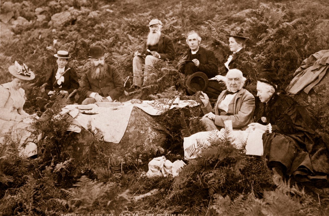 Gladstone faz piquenique no Black Craig Castle, impresso por J. Valentine, 1893 (fotogravura) de English Photographer