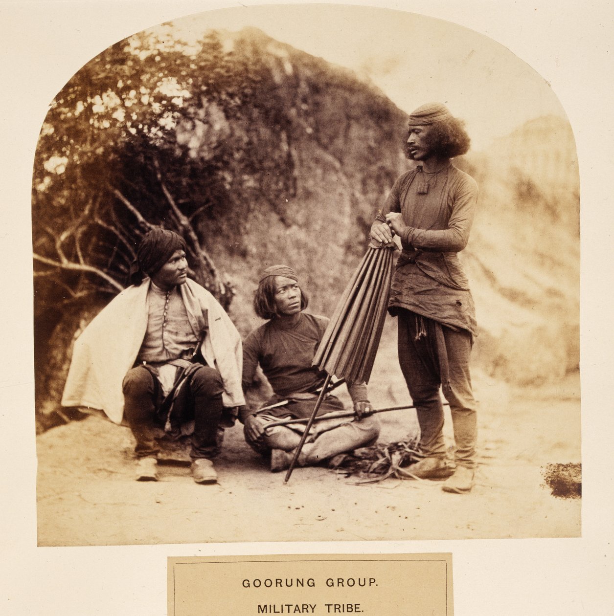 Grupo Goorung, Tribo Militar, Nipal, do Povo da Índia, por J. Forbes Watson, publicado em 1868 (impressão de albume) de English Photographer