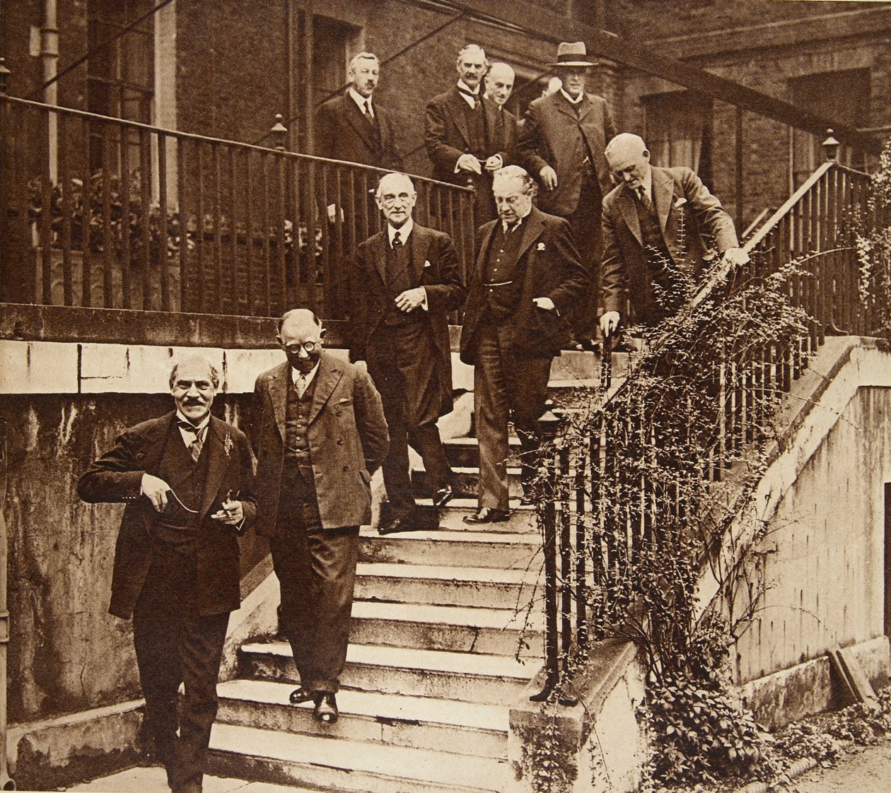Governo em crise: formando um gabinete nacional, conforme solicitado pelo rei George V (foto no jardim no número 10 Downing Street) 1931 de English Photographer