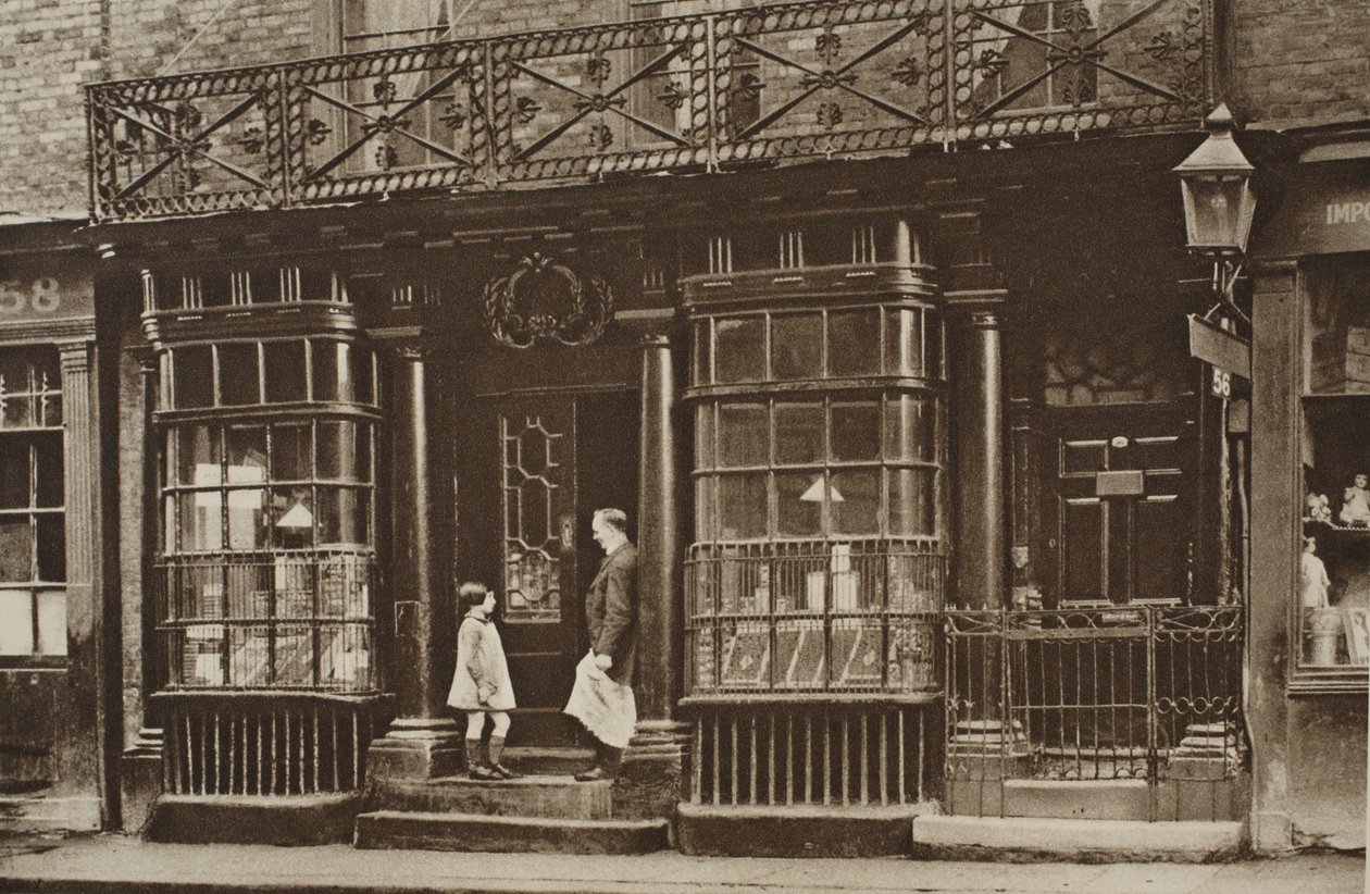 Mercearia em 56 Artillery Lane, off Bishopsgate, de Wonderful London, publicado em 1926-27 (fotogravura) de English Photographer