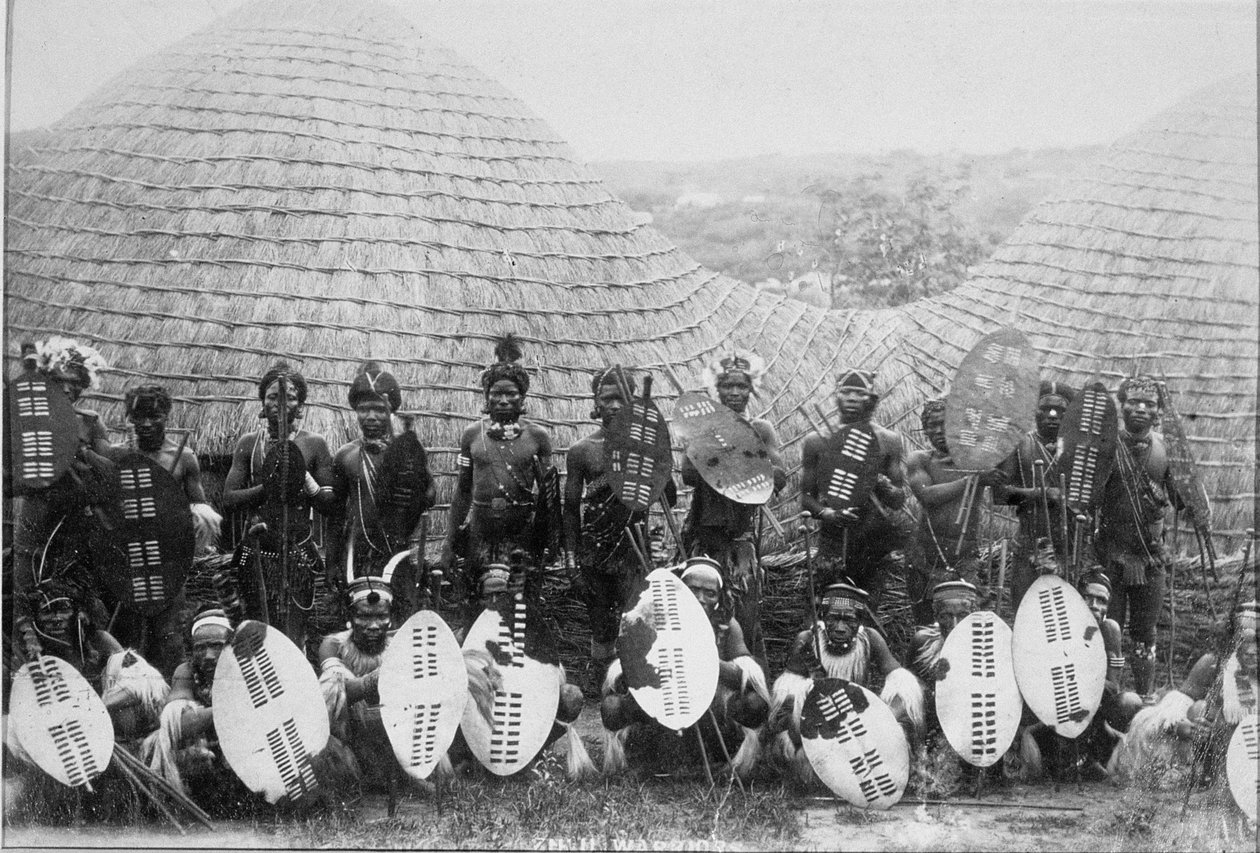 Retrato de grupo de Zulu Warriors fora de uma cabana, c.1875 (impressão albuia) de English Photographer
