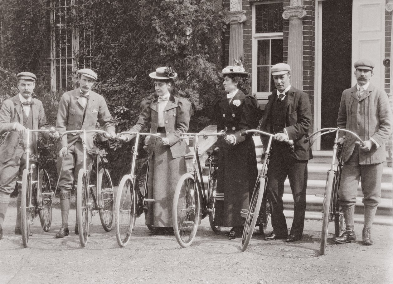 Grupo de ciclistas eduardianos, início dos anos 1900 de English Photographer