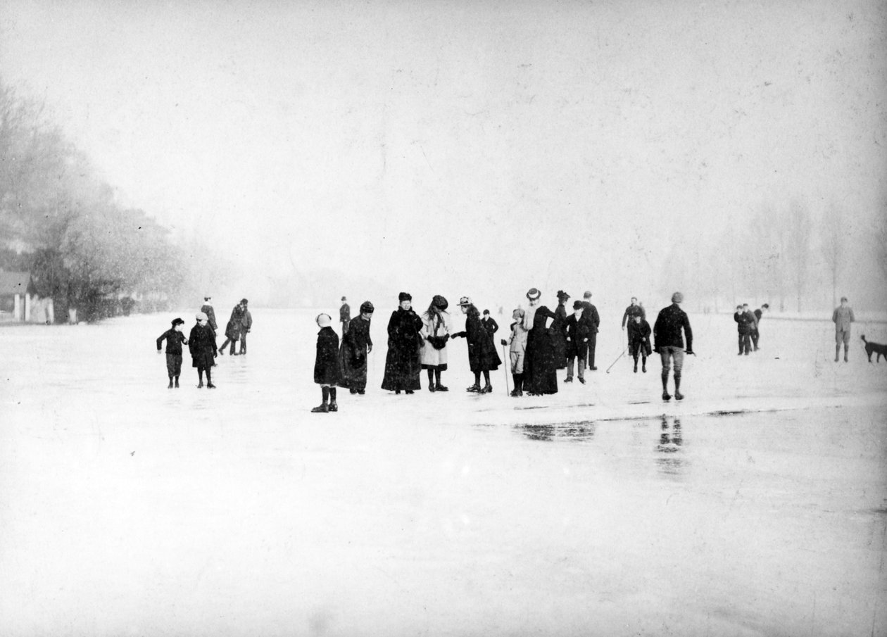 Patinação no gelo nos brejos, c.1870-99 de English Photographer