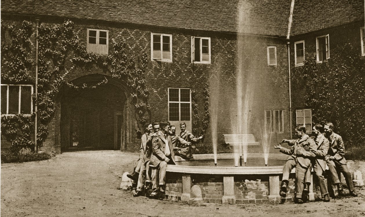 No pátio do Palácio Fulham, 1914-19 de English Photographer
