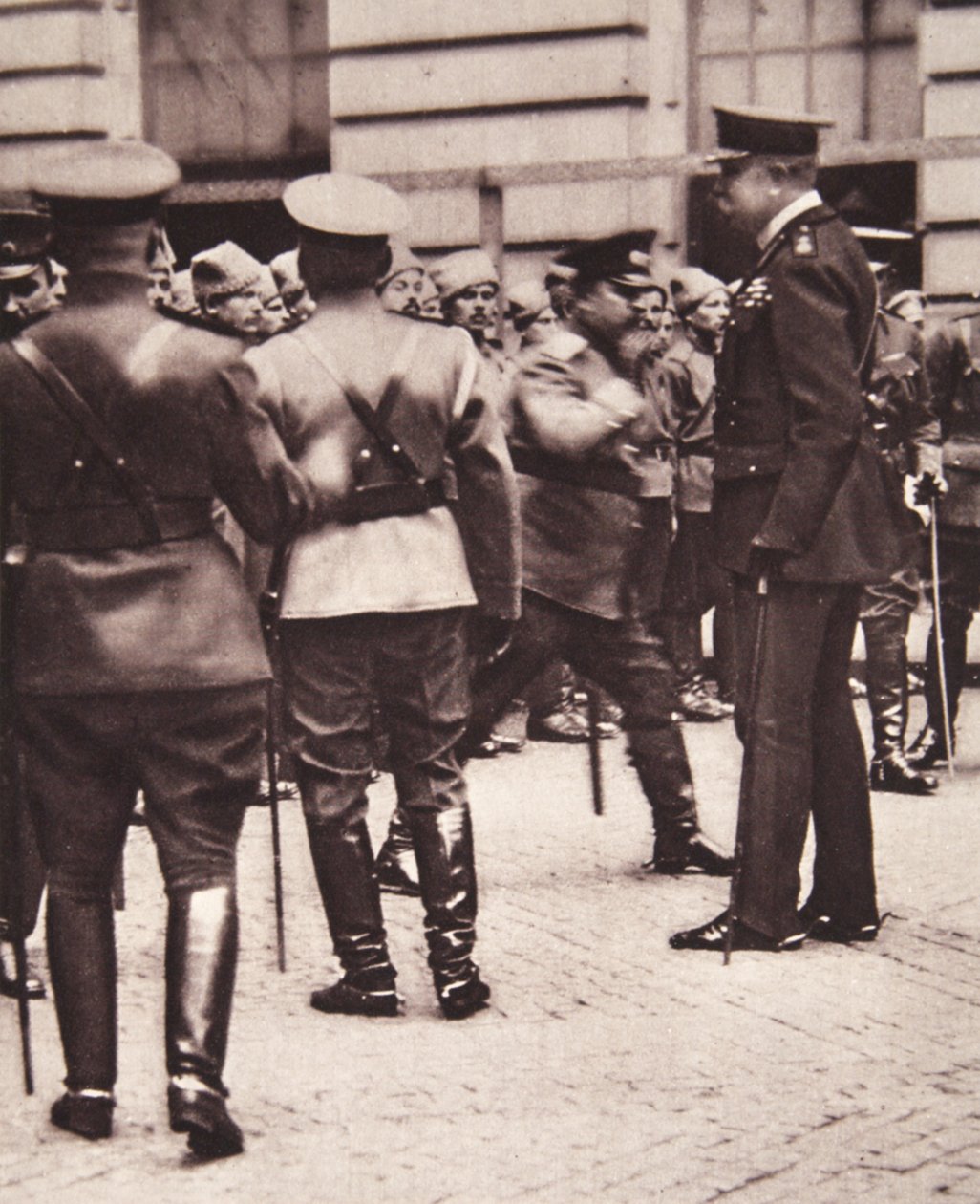 Em Londres: Lord Kitchener inspecionando o contingente russo em serviço especial aqui, do The Illustrated War News, 14 de junho de 1916 (foto sépia) de English Photographer