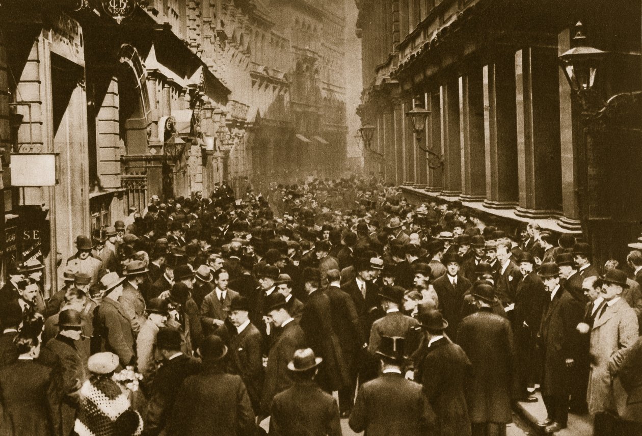 Na rua Throgmorton, ao lado da parede norte da Bolsa de Valores de Londres (foto sépia) de English Photographer