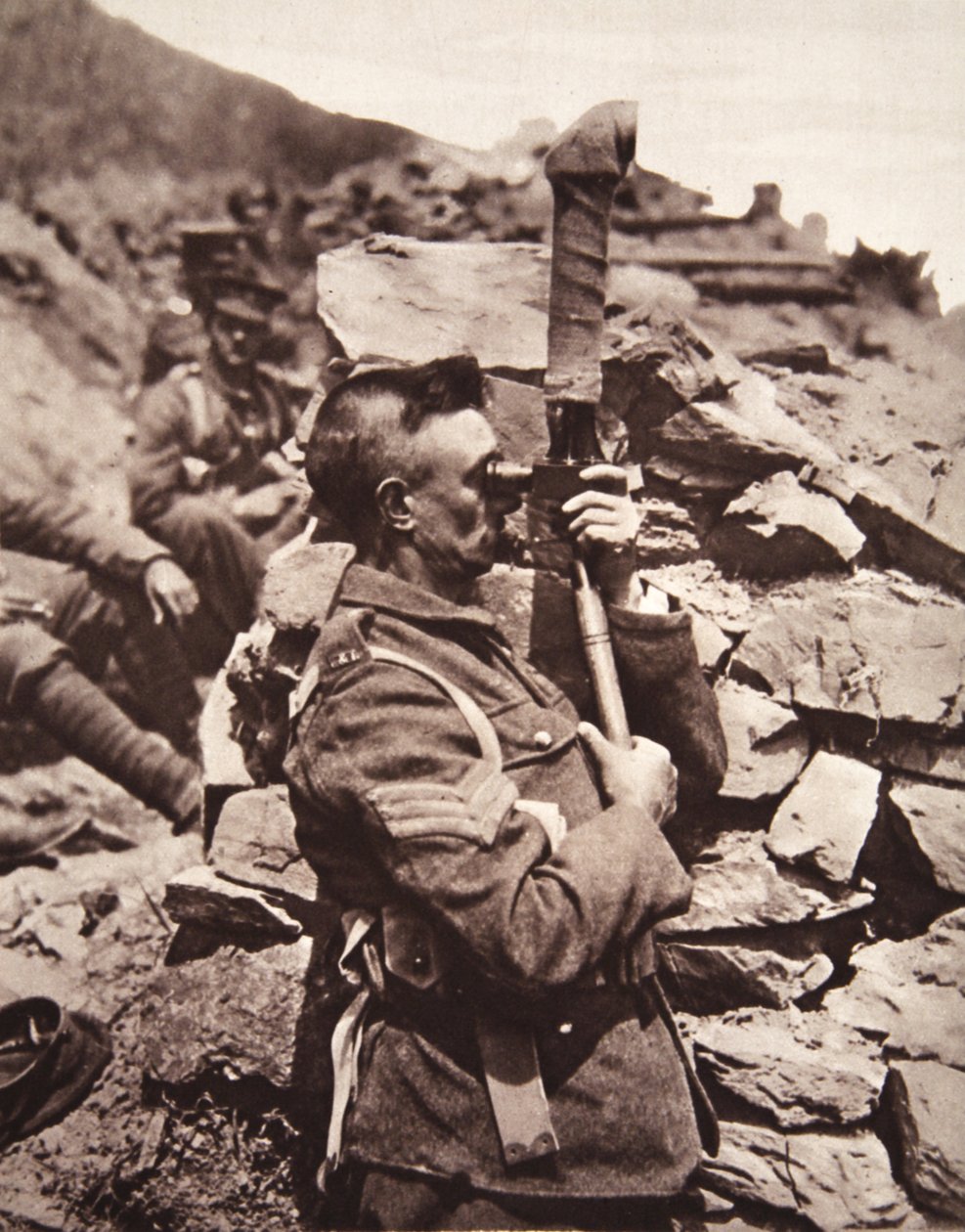Nas trincheiras britânicas em Salônica: um sargento usando seu periscópio, do The Illustrated War News, 21 de junho de 1916 (foto sépia) de English Photographer